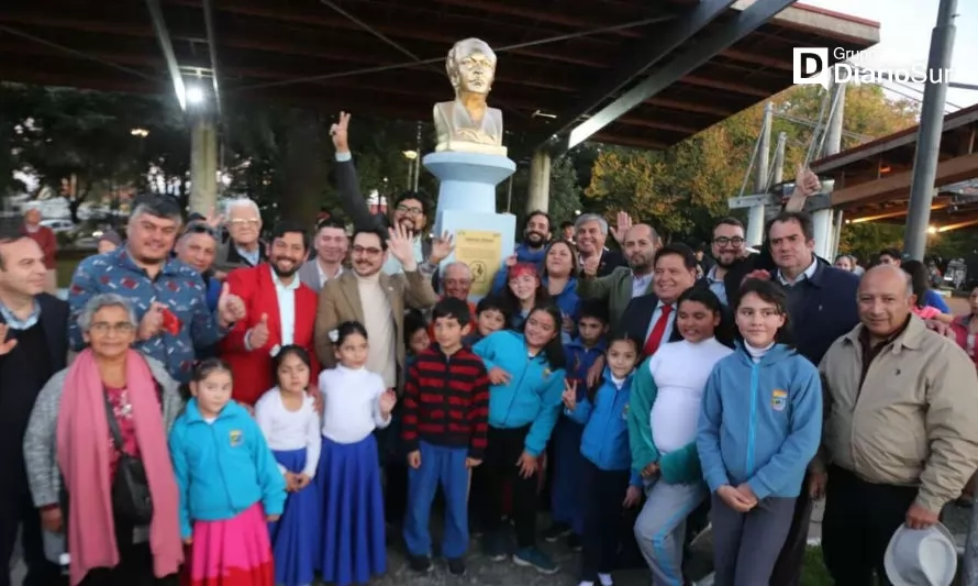 Instalan busto de Gabriela Mistral en la plaza de Paillaco