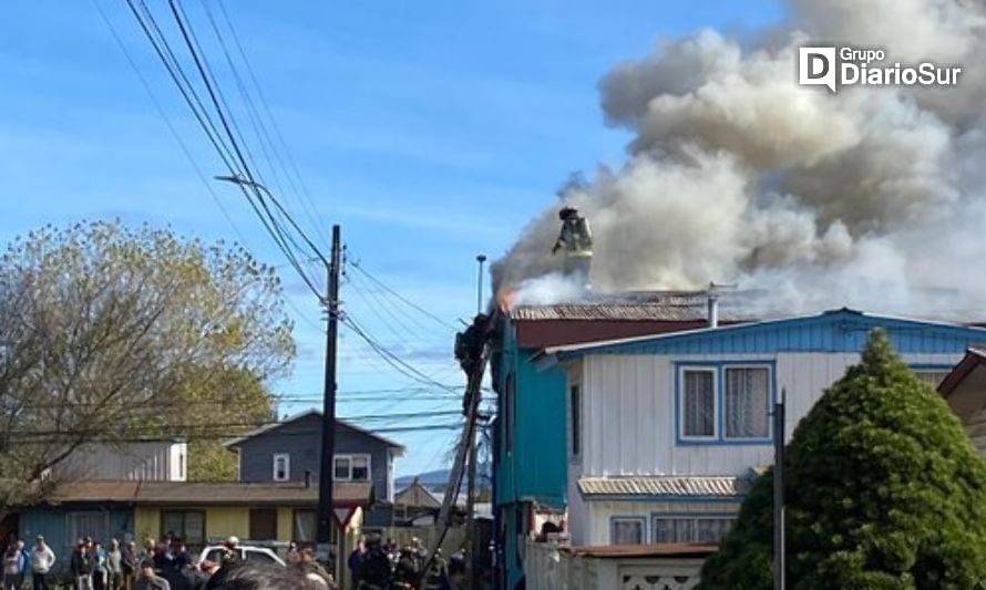 Bomberos combate incendio en Valdivia