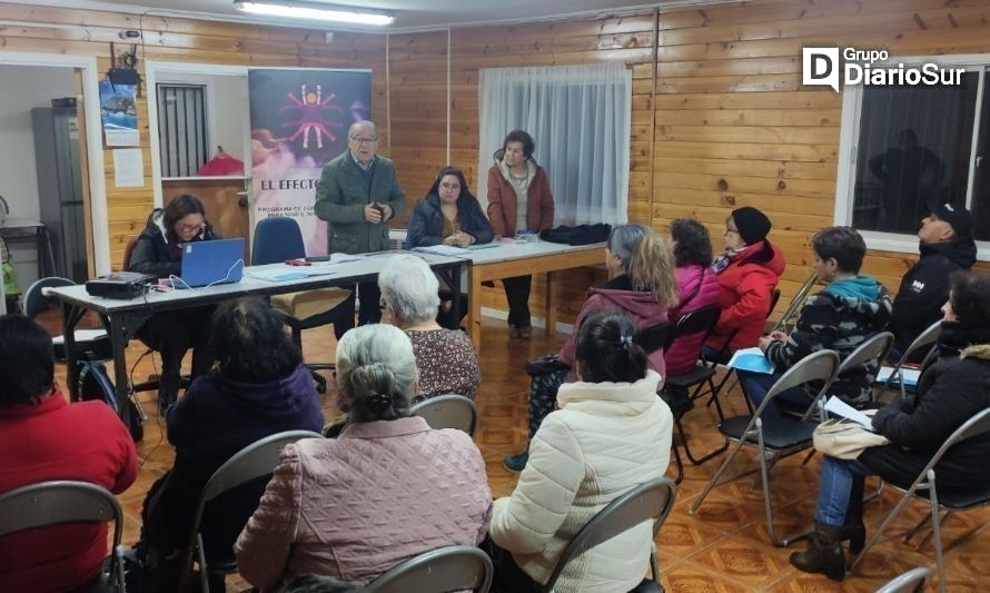 El diputado se reunió con una treintena de vecinos y vecinas. Créditos: Cedida.