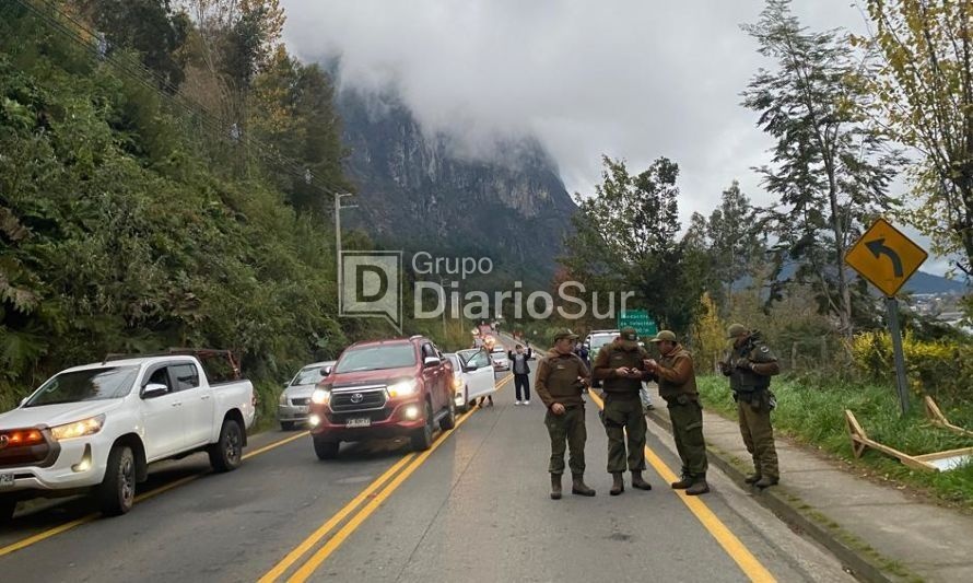 La ruta había sido tomada desde las 7 de la mañana, bloqueando el tránsito vehicular. Créditos: Diario Futrono.