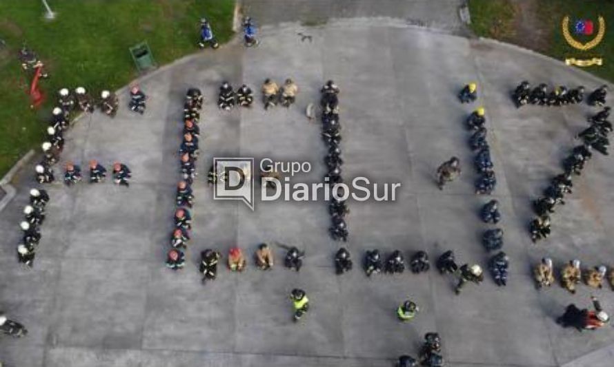 Más de 120 bomberos formaron la frase. Crédito foto: Bomberos de Osorno.