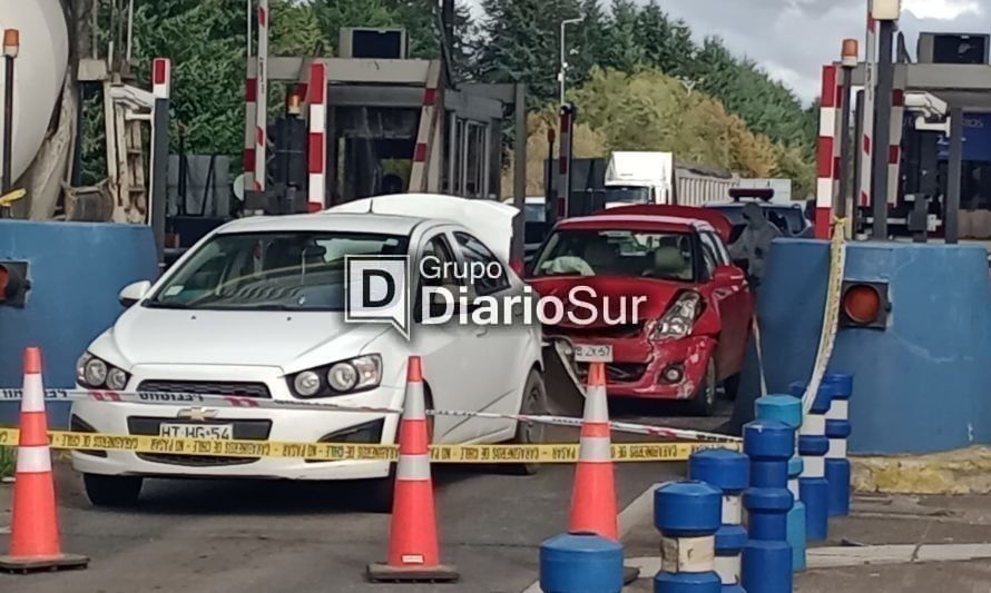 Automóvil blanco fue chocado por los antisociales. Crédito foto: Grupo Diario Sur