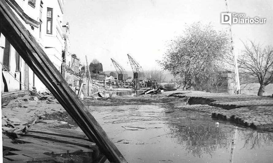 Costanera y ex aduana de Valdivia totalmente destruida con el terremoto. Crédito: redes sociales.