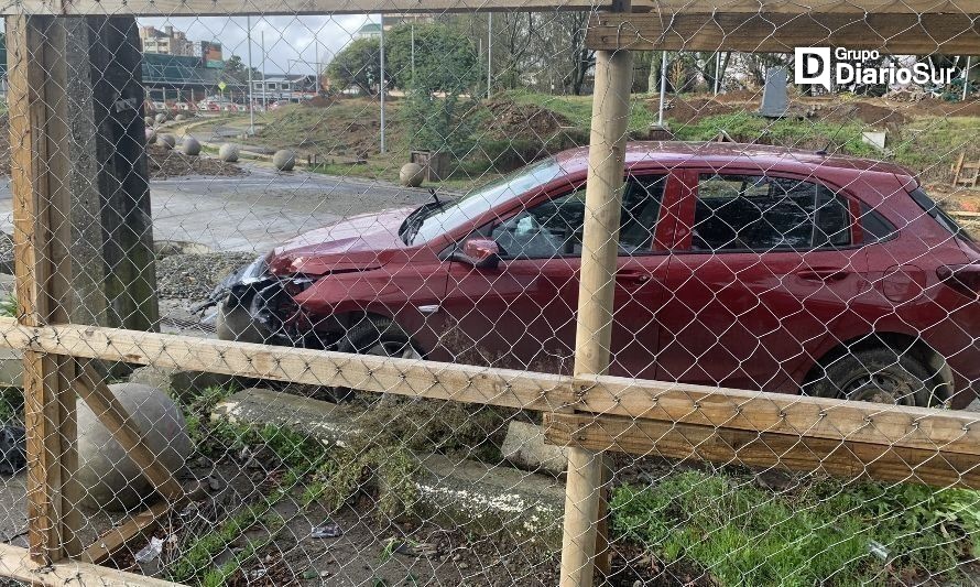El automóvil ingresó a la plaza en reparación a exceso de velocidad. Créditos: @fotonesyletras