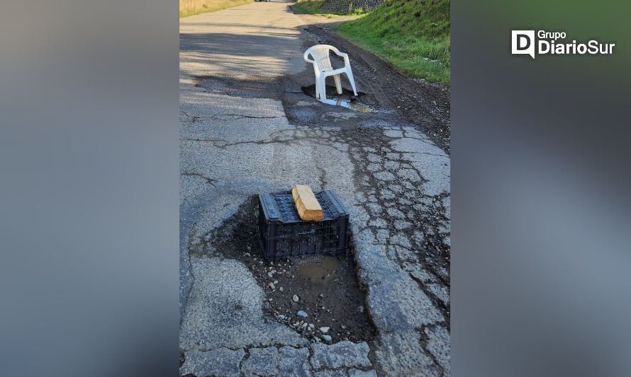 Así lucía este camino del sector El Claro con dos "artesanales señaléticas". Crédito: cedida.