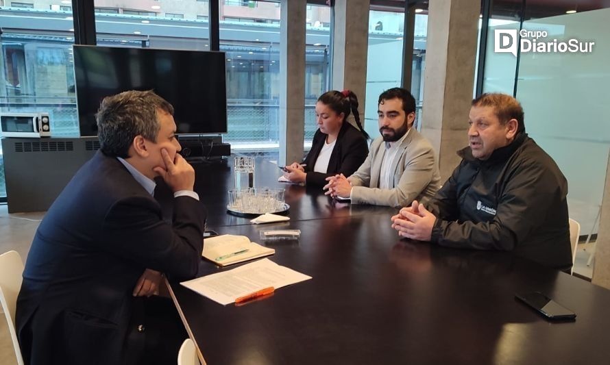 El jefe comunal unionino estuvo acompañado por el alcalde de Los Lagos, Aldo Retamal. Créditos: Municipalidad de La Unión.
