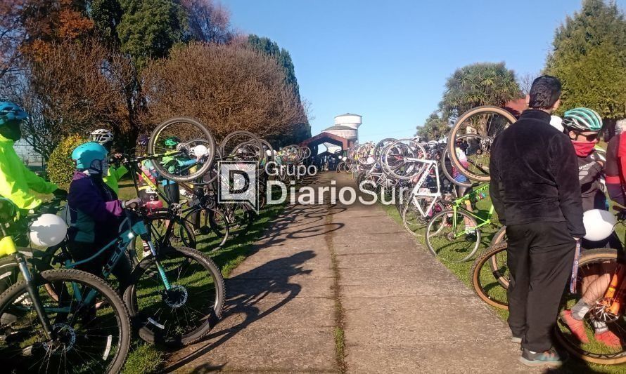 La larga fila de ciclistas esperando los restos de Kevin Cisterna. Crédito: Edinson Navarro.