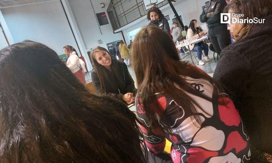 "La Leona" Asenjo conversando con las internas. Crédito: Cedida.