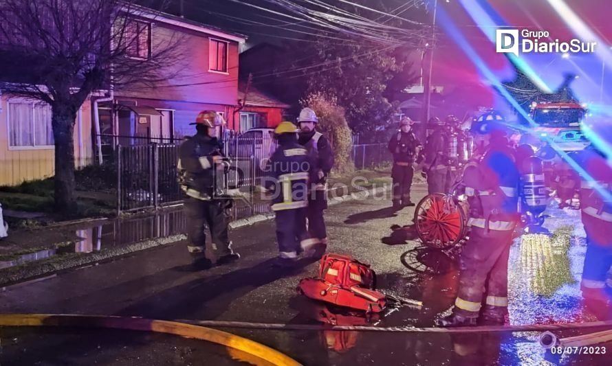 Bomberos controlan incendio de cabaña en Valdivia