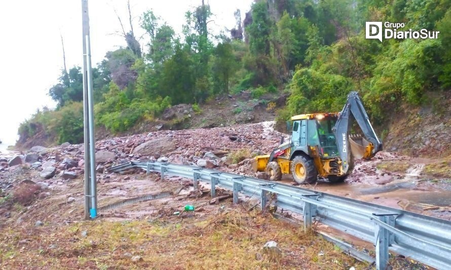 Trabajan en despeje de ruta Coñaripe-Panguipulli tras remoción en masa 