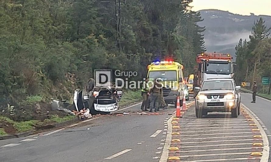 Auto volcó de campana en ruta Valdivia-Paillaco