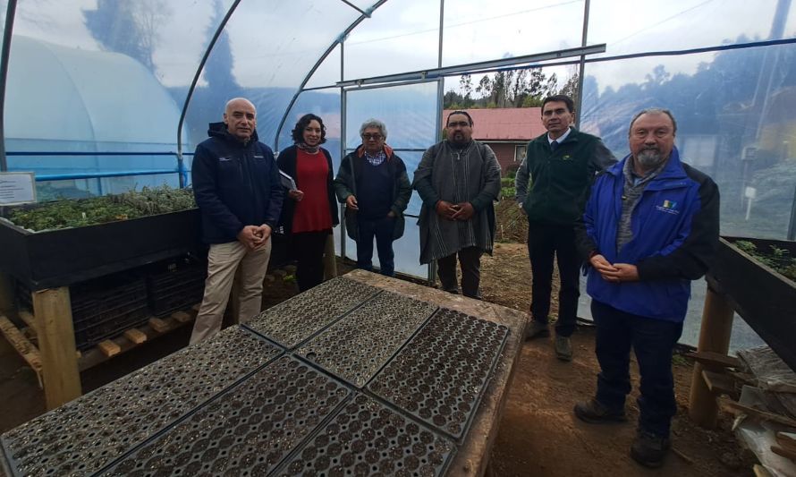 Autoridades del agro visitan colegio Quilacahuin para conocer y replicar modelo educativo