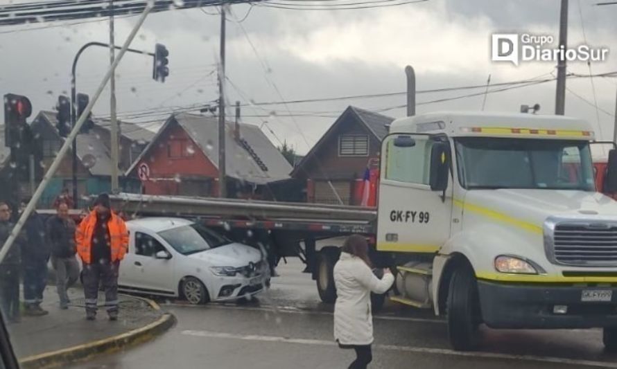 Este accidente volvió a poner en discusión el tránsito de camiones por la ciudad de Valdivia. Crédito: Archivo.