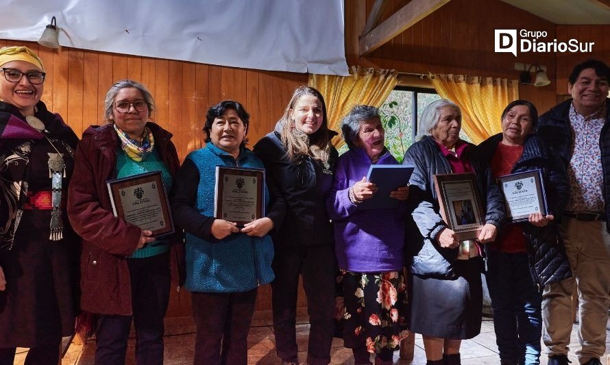 El Día Internacional de la Mujer Indígena tuvo a cinco mujeres premiadas. Crédito: Municipalidad de Valdivia.