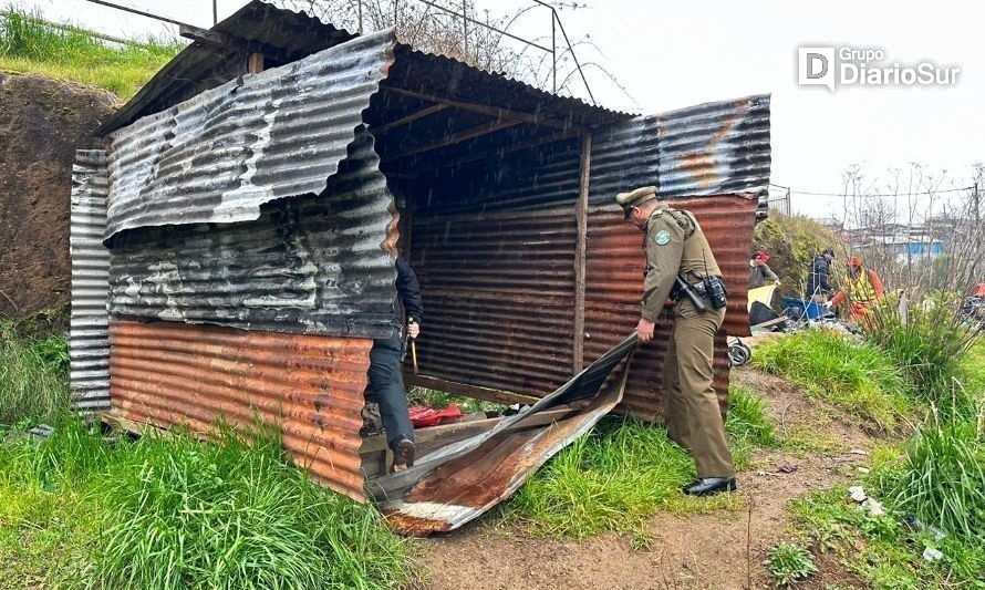 Carabineros colaboró en la limpieza del lugar. Crédito: Municipalidad de Valdivia.