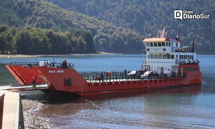 La barcaza Hua Hum realiza el servicio de conectividad en el Lago Pirehueico, comuna de Panguipulli. Créditos: Seremi MOP Los Ríos.