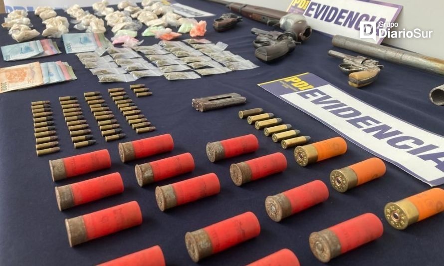 La policía incautó cinco armas de fuego y más de 8 mil dosis de droga en Valdivia. Crédito: PDI