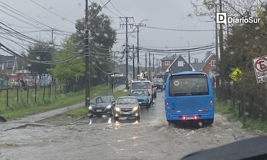 Varias calles en Valdivia han colapsado. Crédito:@hashtaglaceci