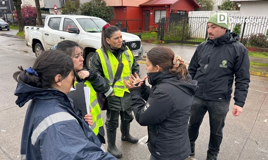 La alcaldesa estuvo en terreno conociendo las problemáticas. Crédito: Municipalidad de Valdivia.
