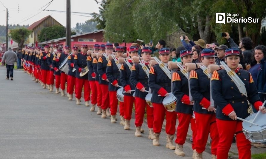 Los jóvenes se destacaron en el desfile realizado en Reumén. Crédito: Municipalidad Paillaco.