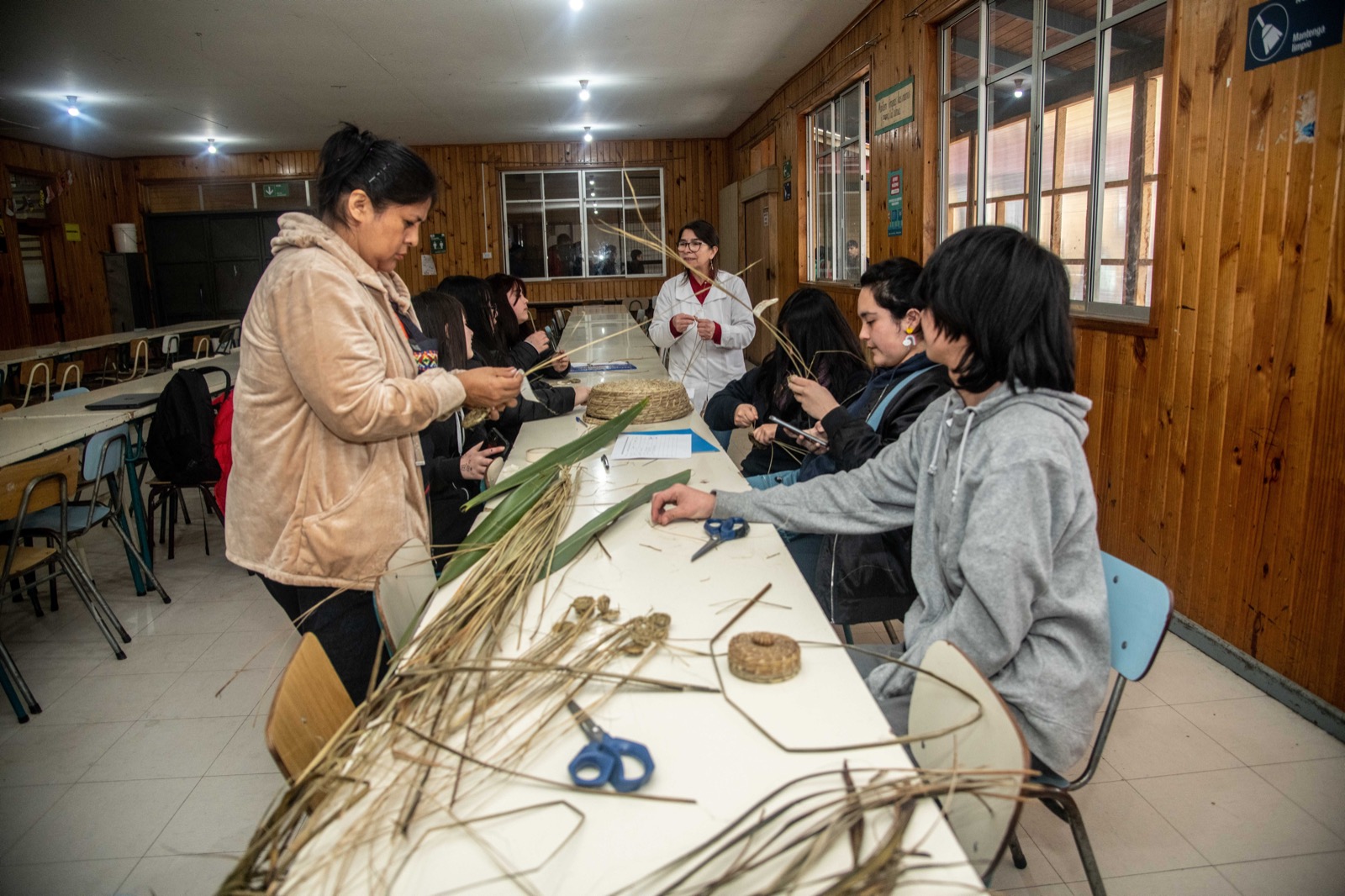 Estudiantes de tres colegios de Futrono aprenden técnica ancestral de cestería en ñocha