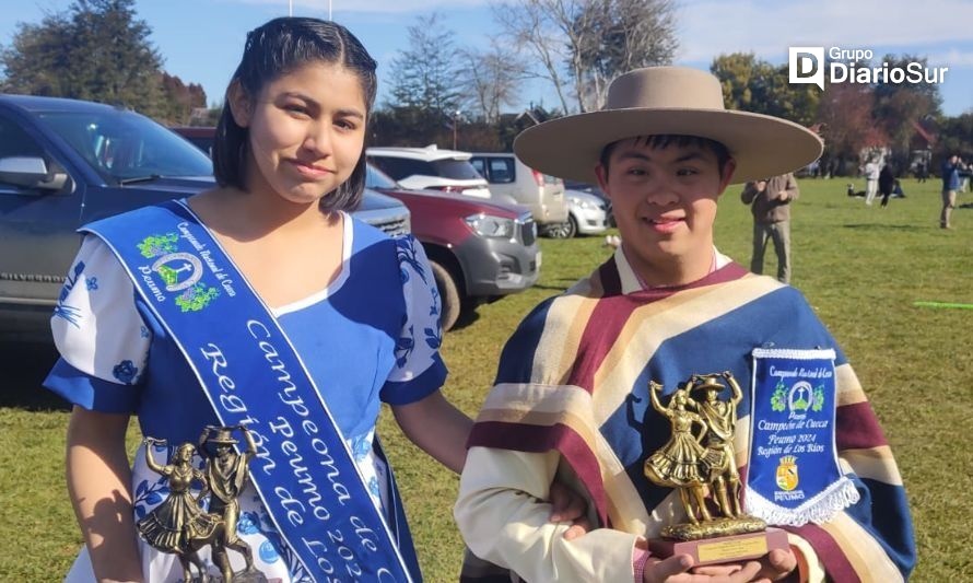 Dupla se lució bailando cueca en el Parque Saval de Valdivia