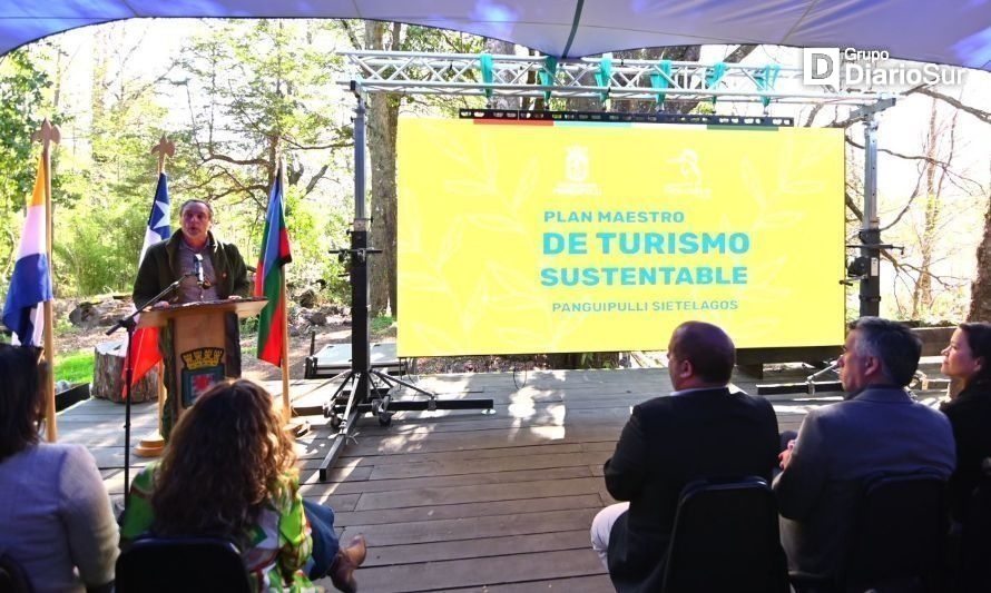 Oscar Santelices presenta el Plan Maestro de Turismo Sustentable. Créditos: Municipalidad de Panguipulli.
