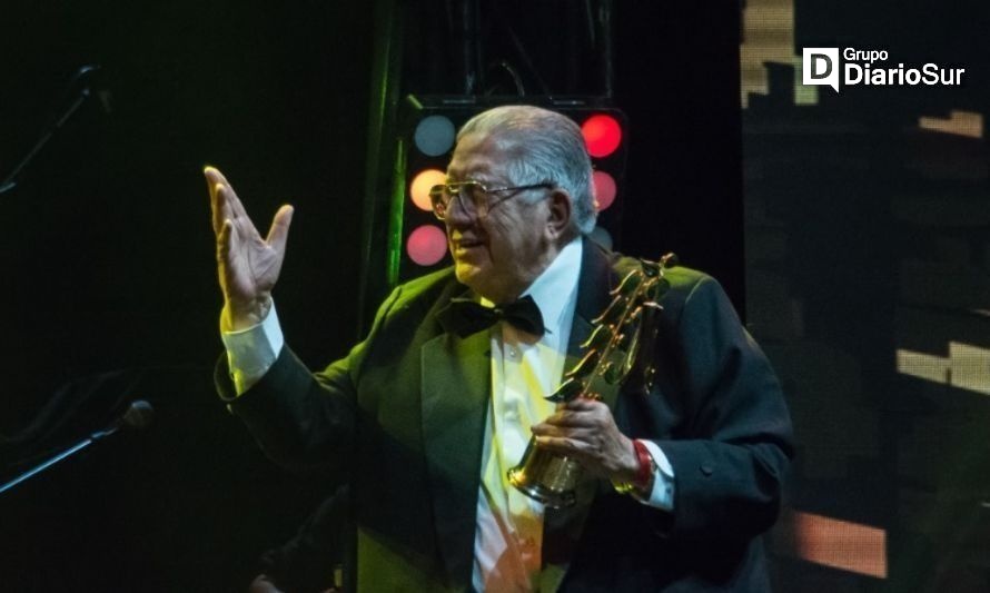 Trujillo recibiendo el Copihue de Oro en 2018. Créditos: Wikipedia Commons.