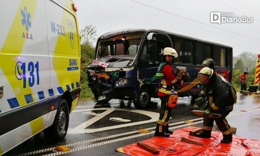 Varios lesionados deja colisión entre microbús y carro de bomberos