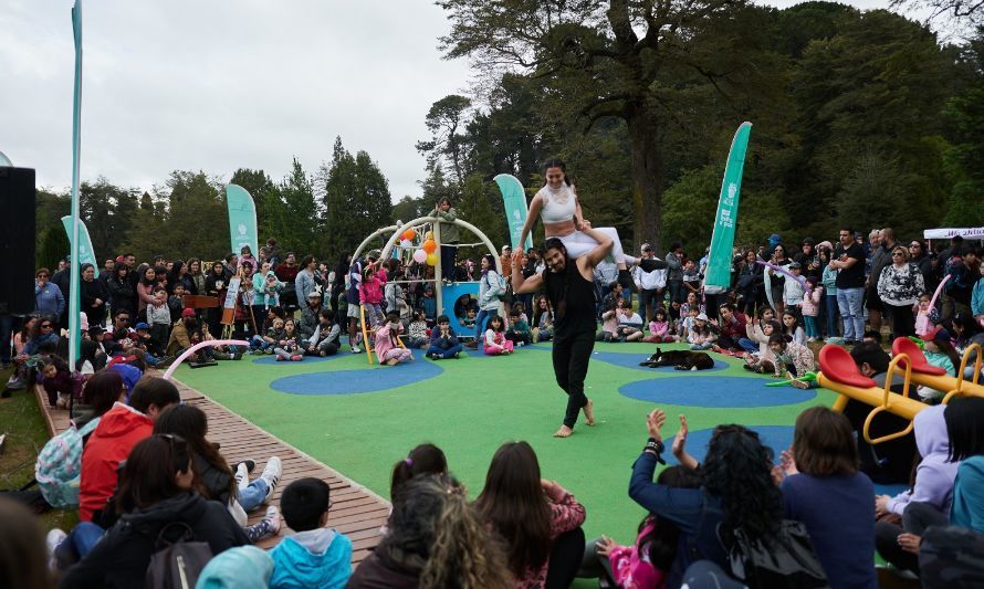 Inauguran colorido parque de juegos infantiles en Valdivia