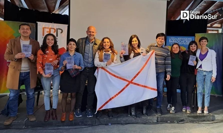 Periodistas de Los Ríos presentaron libro "Afluentes Narrativos" en Bariloche