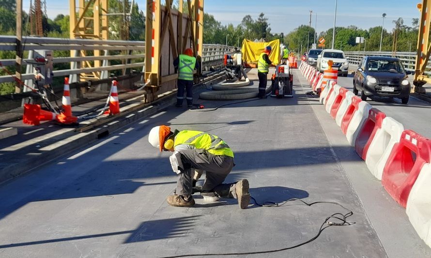 Trabajos en el puente Cau Cau. Crédito foto: MOP Los Ríos.