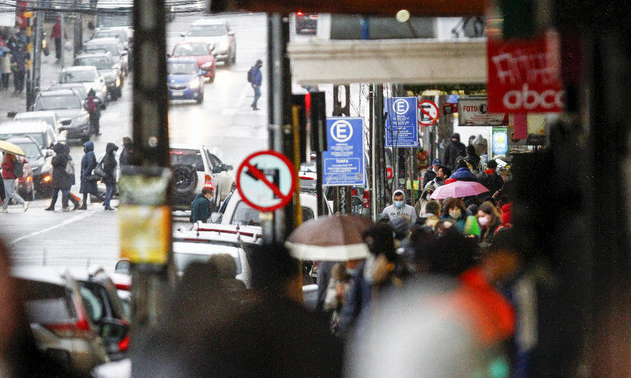 Gente en el centro de Valdivia /créditos foto: DiarioSur.