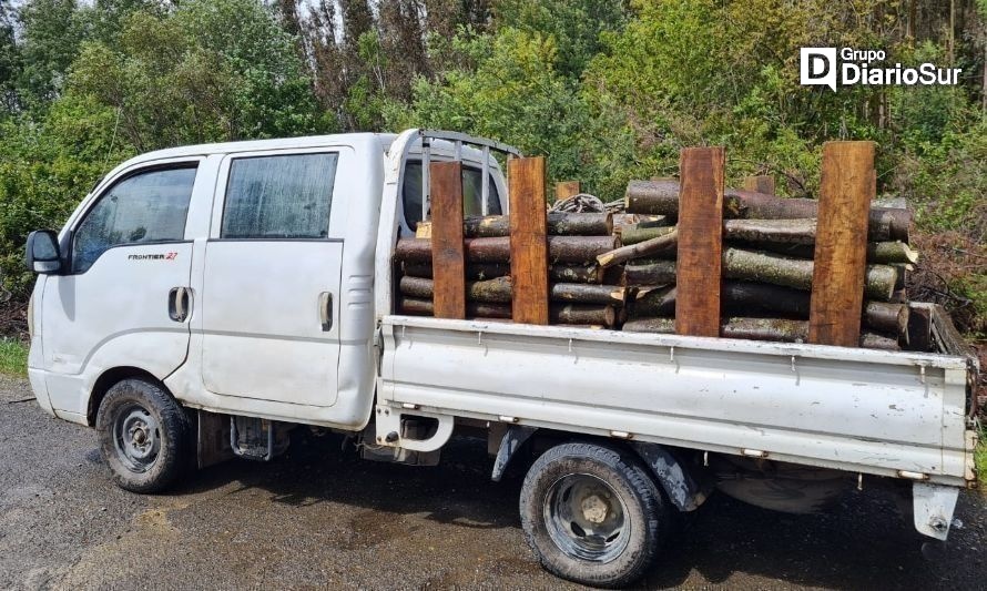 Camioneta con la madera incautada. Créditos: Carabineros Los Ríos.
