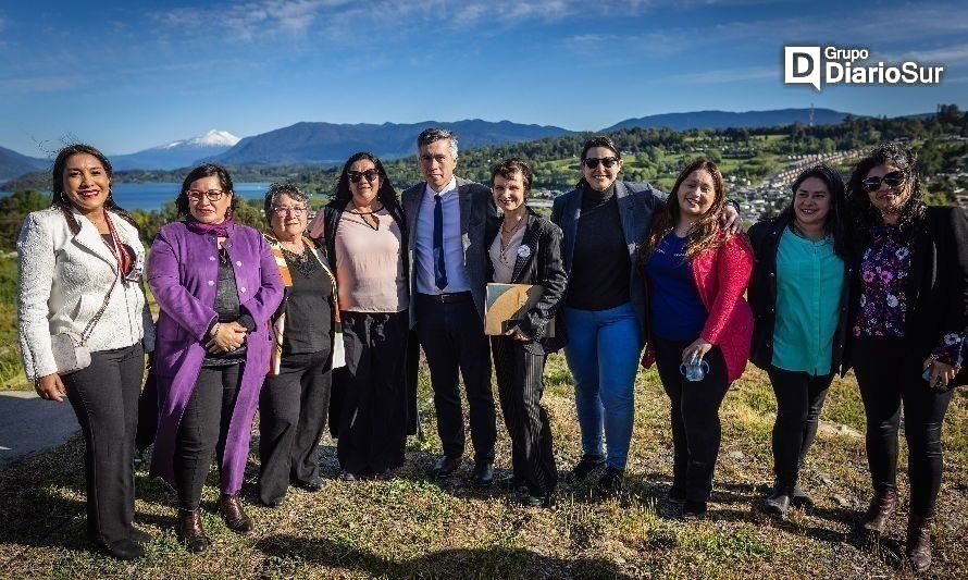 La ministra Tohá, la subdere y el alcalde Burgos se reunieron con los comités de vivienda beneficiados. Créditos: Municipalidad de Panguipulli.