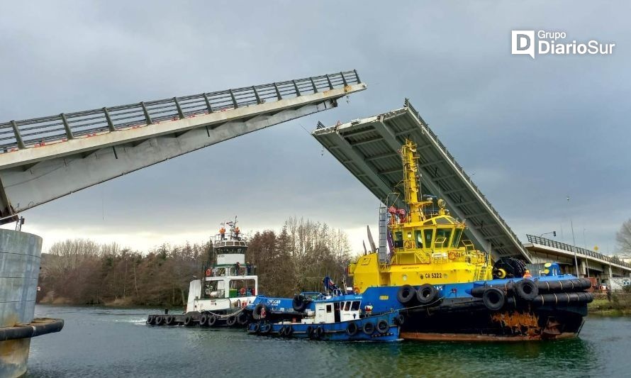 El remolcador Don Martín navegará este sábado por zona del puente Cau Cau. Crédito: MOP