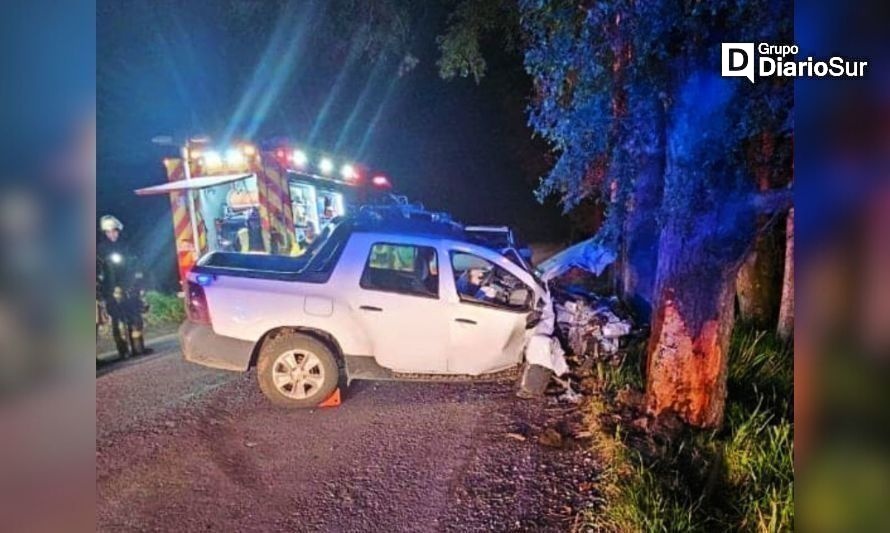 Conductor perdió el control del vehículo. Créditos: Tercera Compañía de Bomberos Paillaco.
