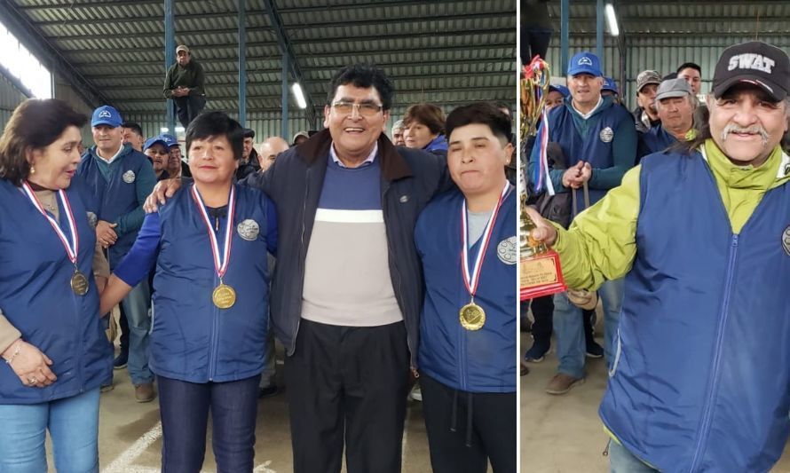 Campeones posan para la foto juntos s sus trofeos. Créditos: Municipalidad de Lago Ranco.