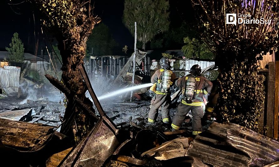Incendio destruye una casa y deja daños parciales en otro inmueble en Los Lagos