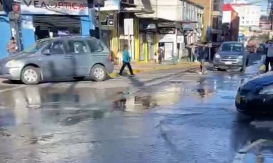 Aguas Décima concurre a rotura de matriz en el centro de la ciudad