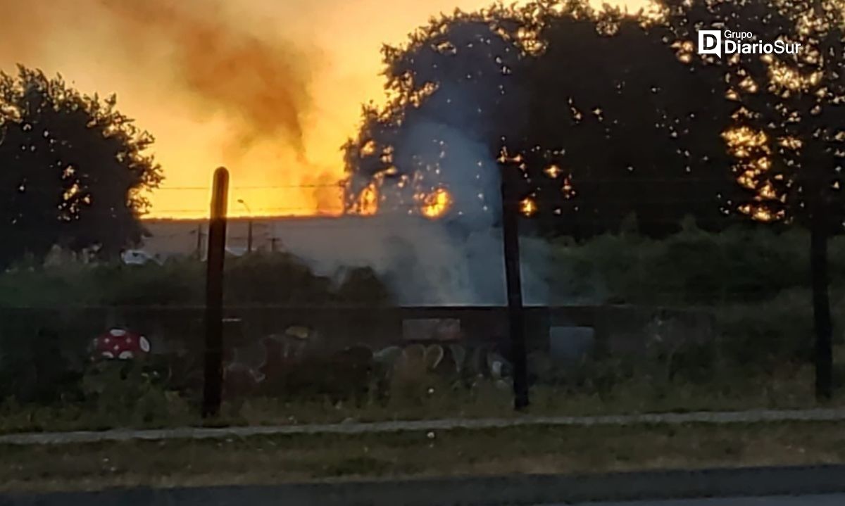 Fuego en pastizales se mantiene en Circunvalación Sur