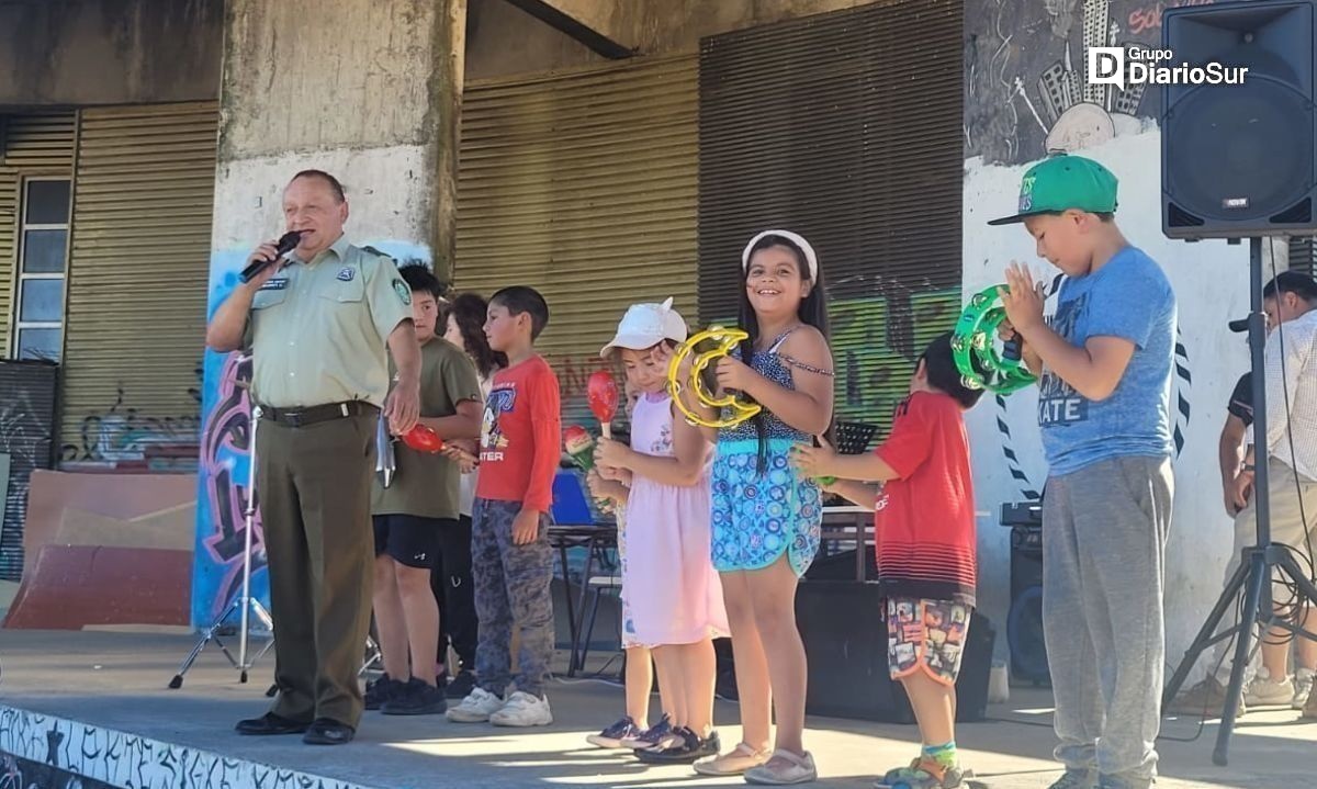 Inédita presentación de Carabineros en rotonda Pablo Neruda por el Día del Amor