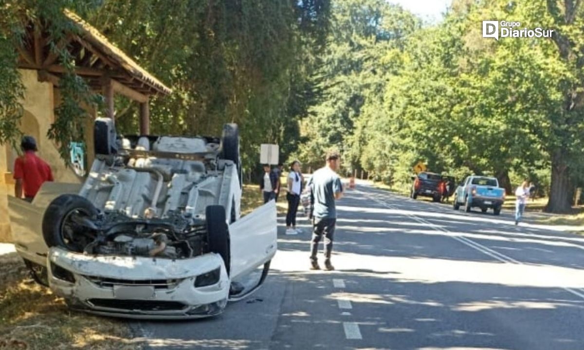 Colisión y volcamiento vehicular en camino rural de Río Bueno