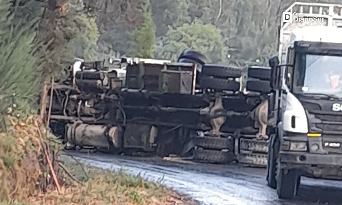 Camión volcó en salida sur de Valdivia