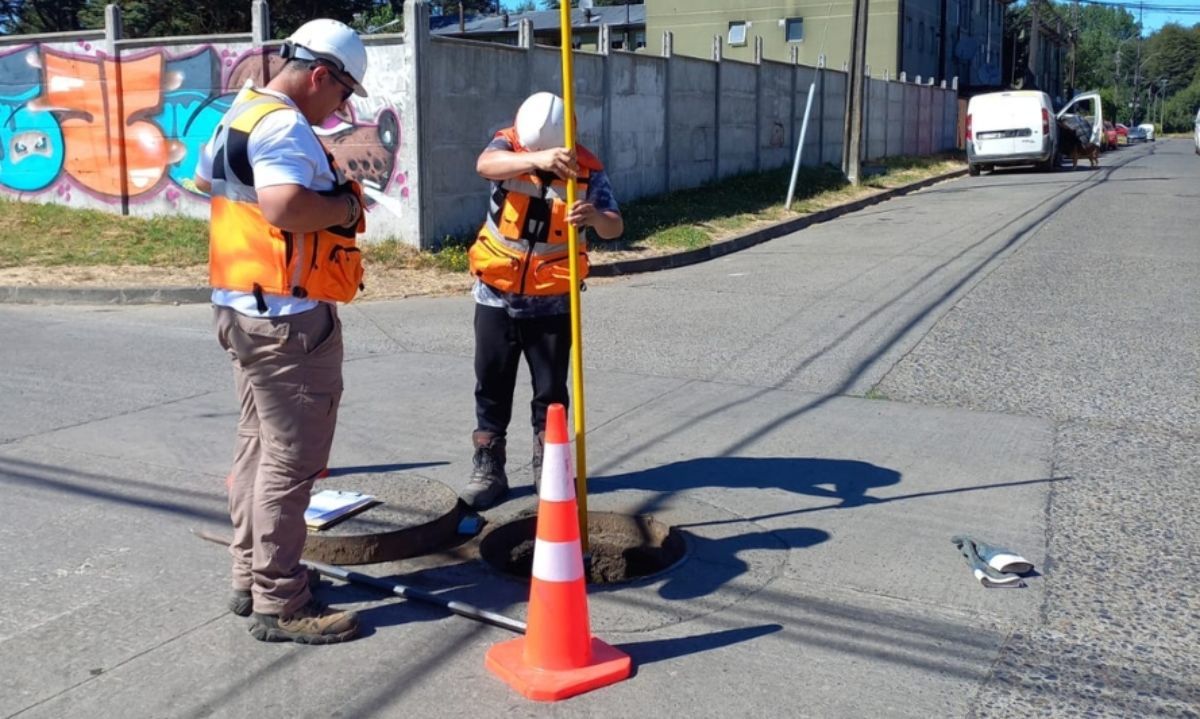 Aguas Décima ejecuta revisión de 457 cámaras de alcantarillado en Valdivia