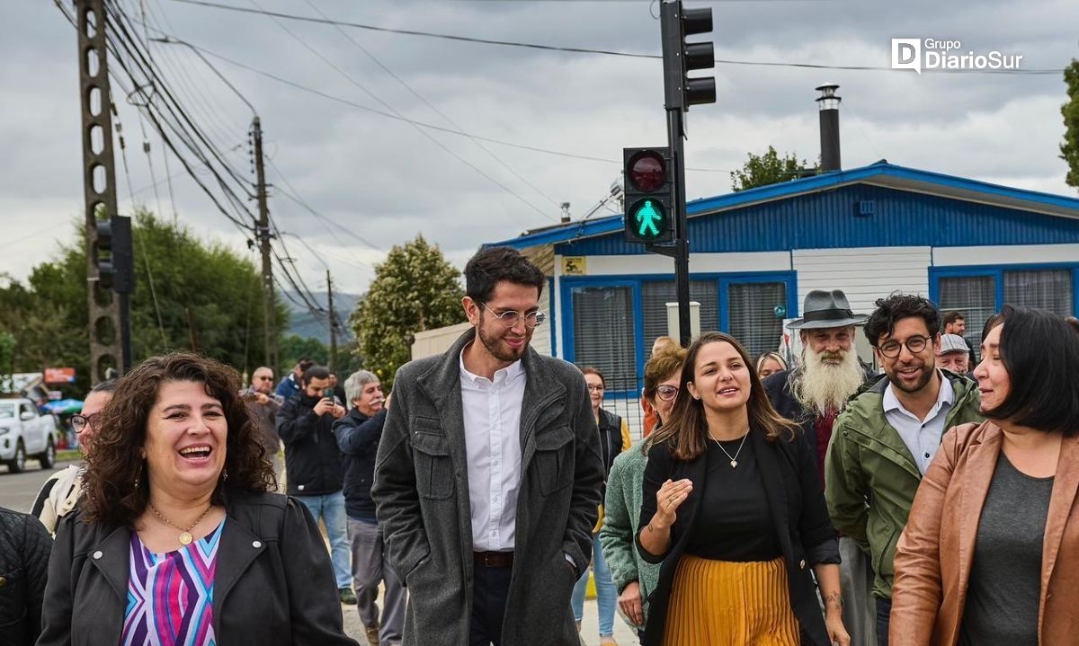 Alcaldesa y vecinos encendieron nuevo semáforo en el Sector Regional