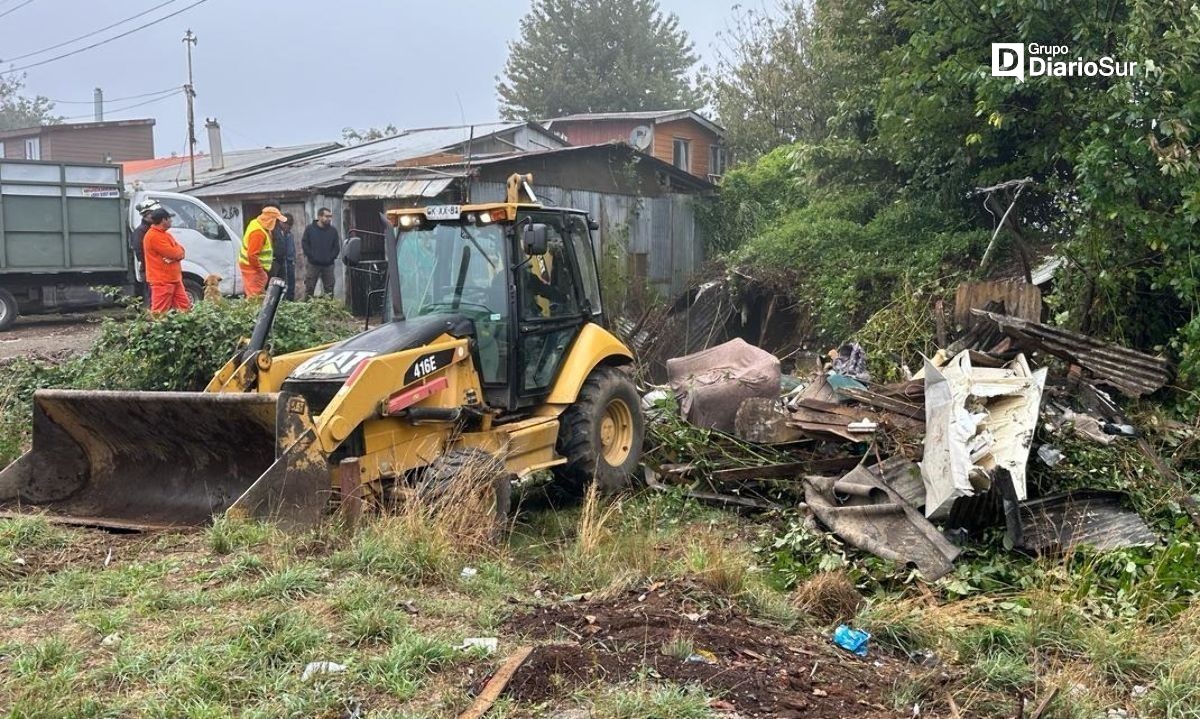 Municipio de Valdivia junto a Carabineros demuelen ruco que generaba inseguridad en sector Pablo Neruda