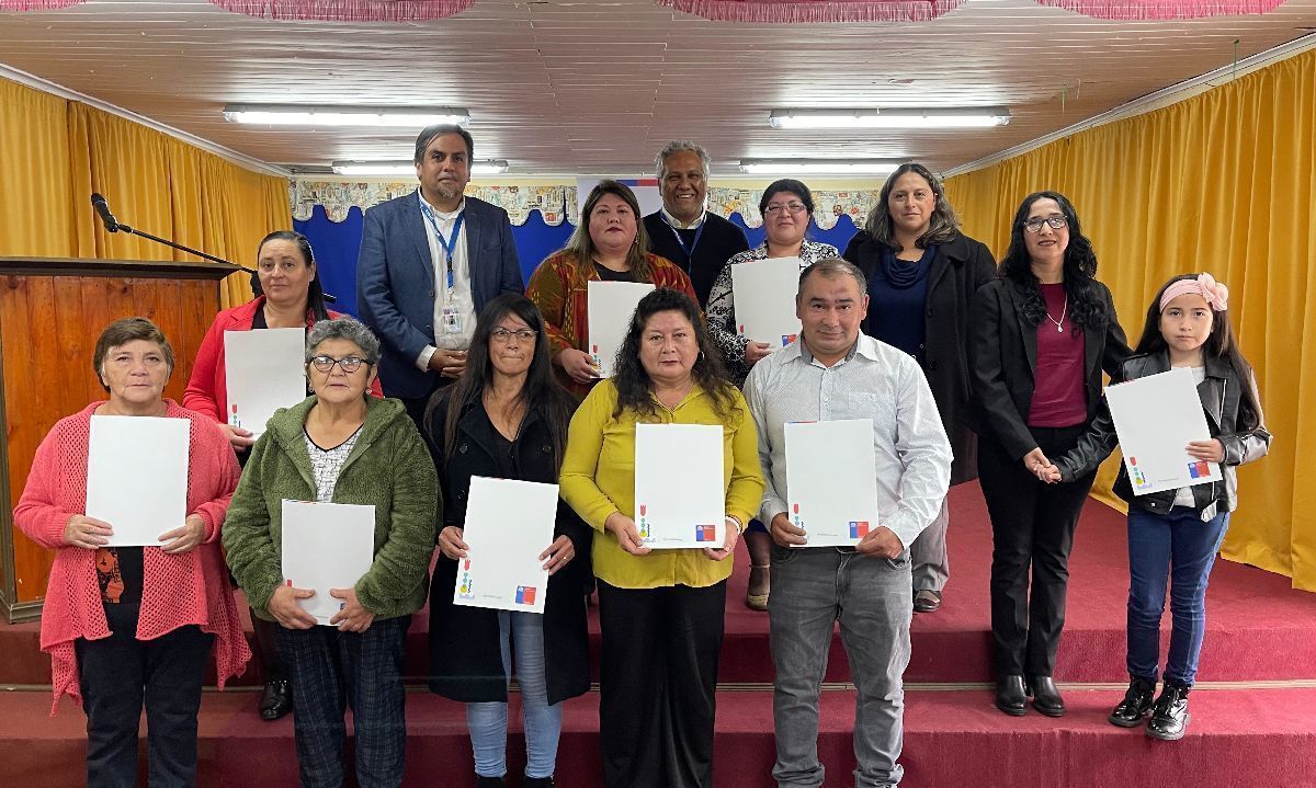 Familias de Los Lagos recibieron escrituras de sus casas 