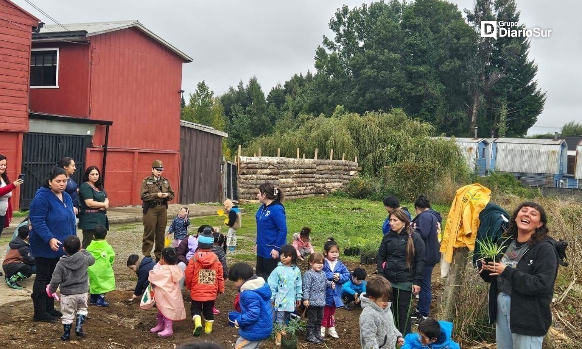 Valdivia: niños plantaron especies nativas donde antes había un microbasural