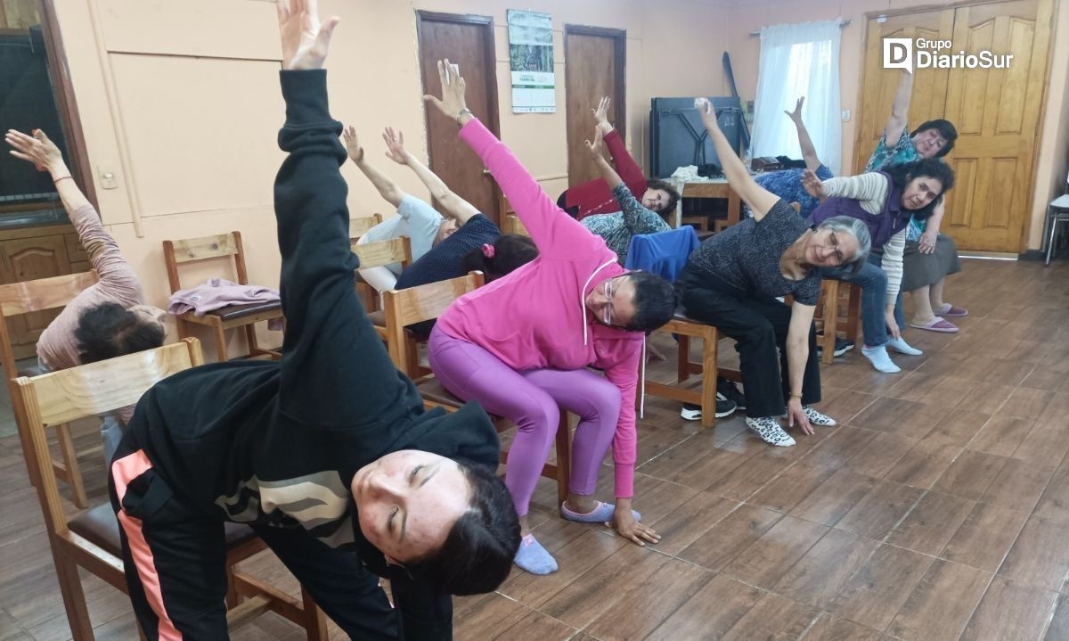 Vecinas de Villa Pilmaiquen finalizan taller de yoga